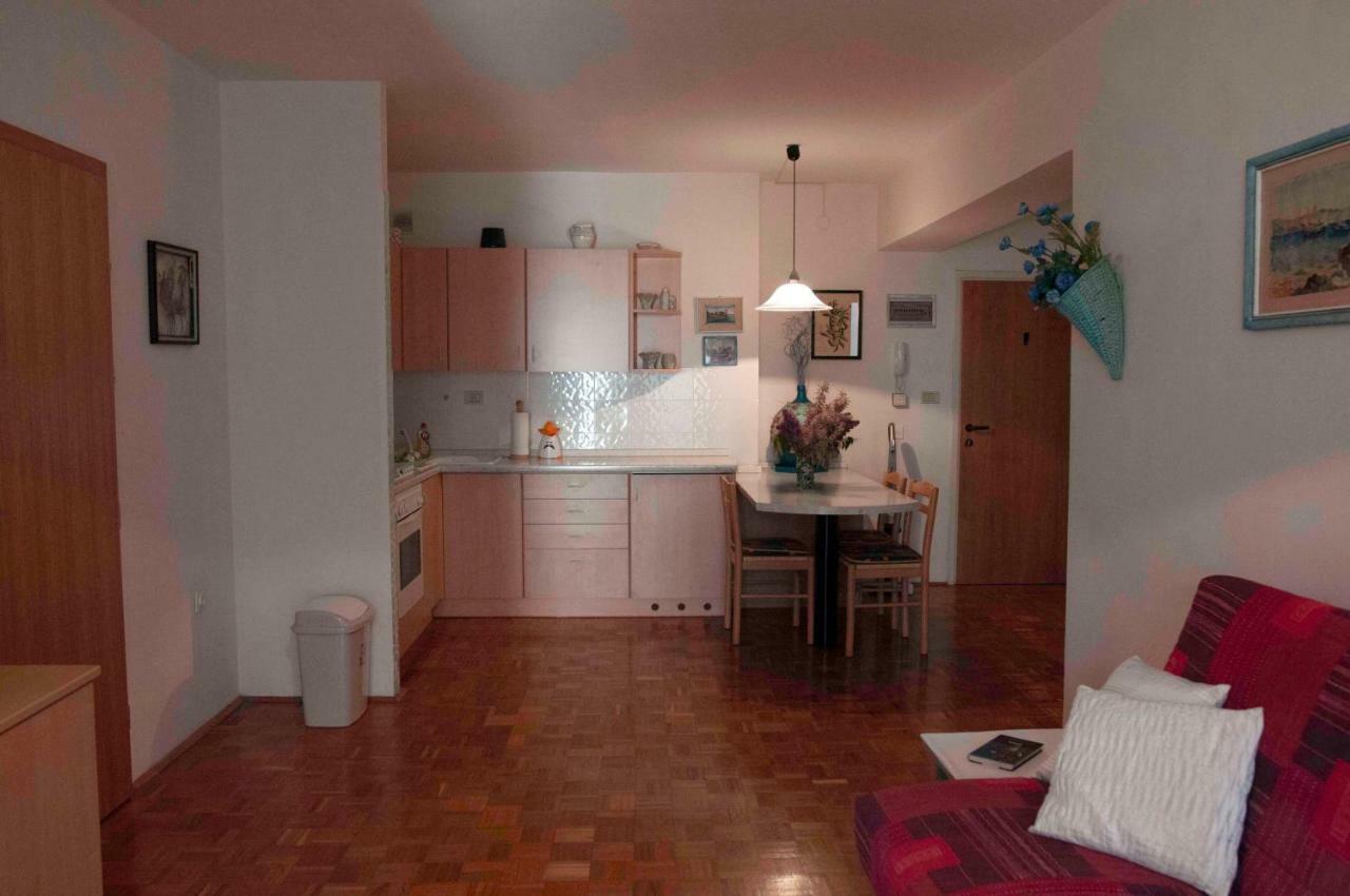 Spacious Balcony Apartment פיראן מראה חיצוני תמונה